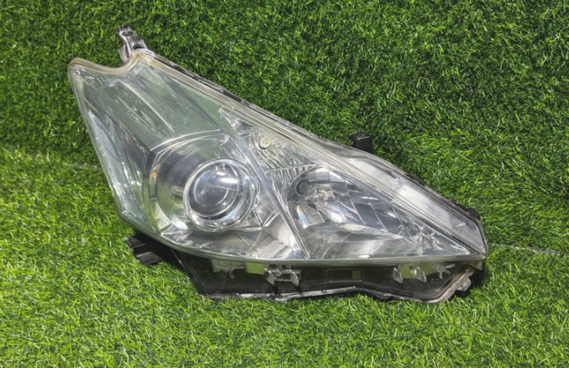 Передняя фара от Toyota Prius Alpha ZVW41, 2011-2014г, правая сторона